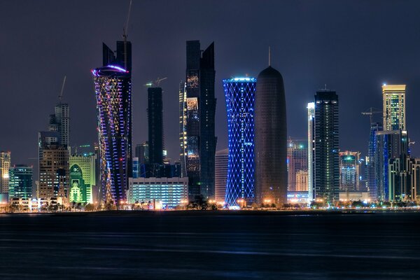 Lichter der Stadt Katar in der Nacht