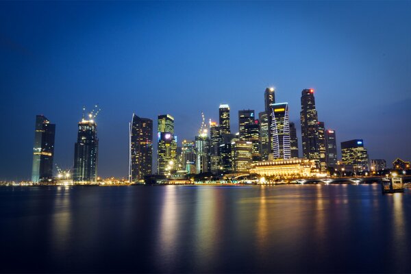 Magischer Blick auf Singapurs Wolkenkratzer