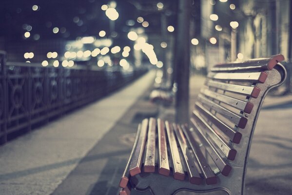 Eine Bank an der Uferpromenade in Lichtern