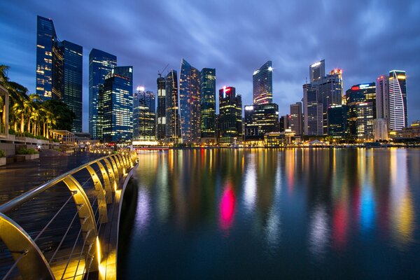 Die Lichter der majestätischen Stadt reflektieren. Promenade in der Nacht