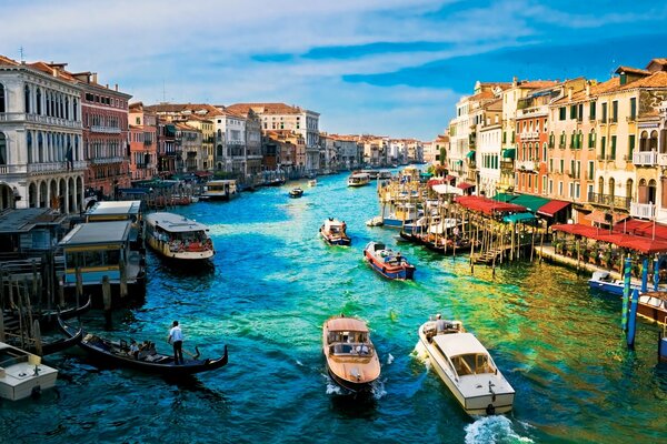 Boote und Boote im Fluss Venedig. Schöne Häuser und eine lebendige Landschaft