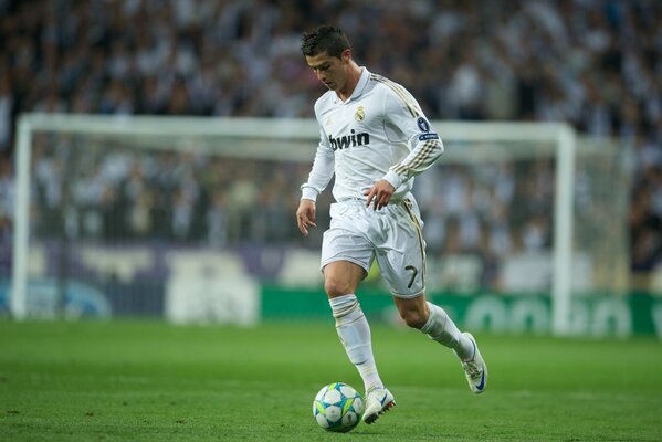 Cristiano Ronaldo mit dem Ball auf dem Feld