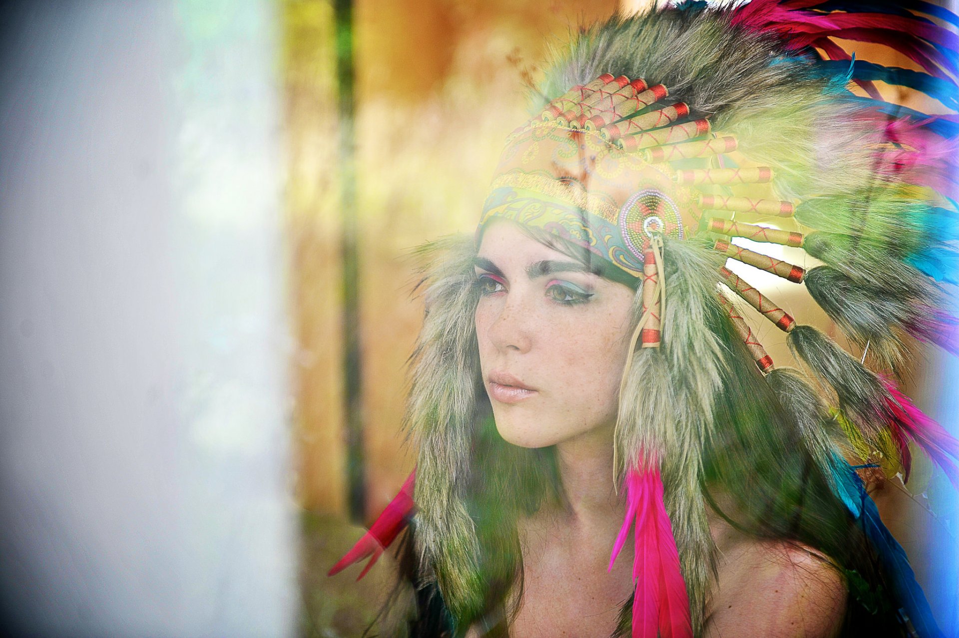 mädchen gesicht blick kopfschmuck federn unschärfe