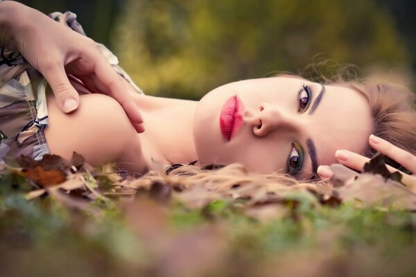 Mädchen mit Make-up in der Natur im Herbst