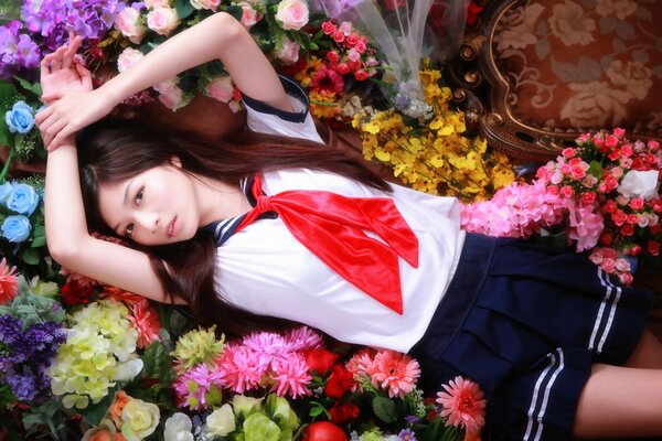 Asiatische Mädchen liegt in Blumen