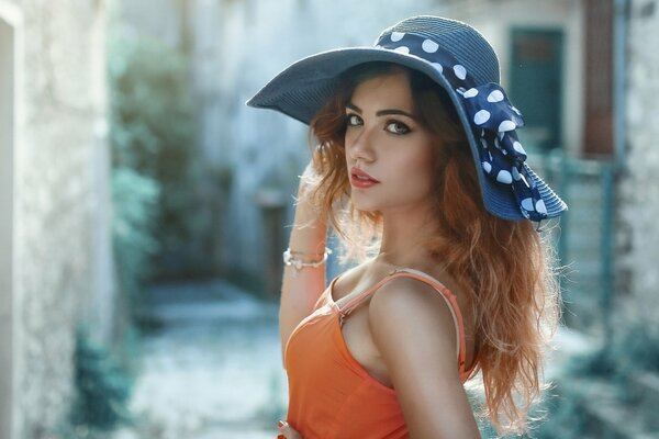 Mädchen in einem orangefarbenen Kleid