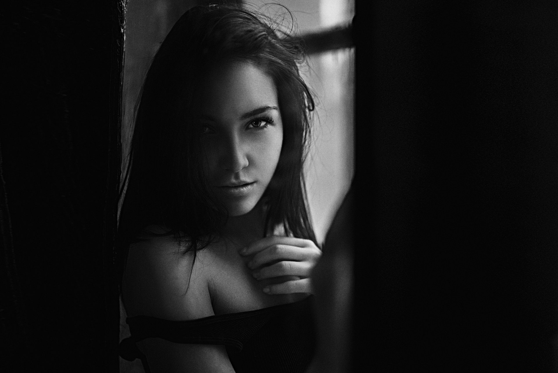 inna hinter glas porträt blick georgy chernyadyev