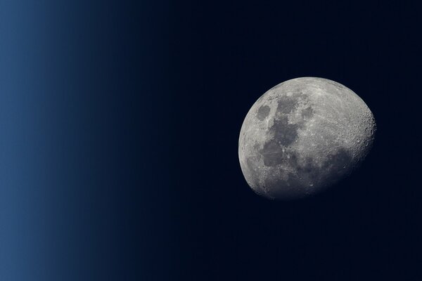 Halbmond am sternlosen Nachthimmel