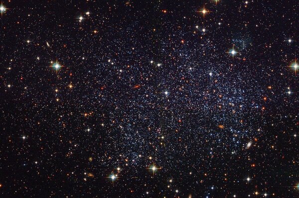 Sternhaufen und Galaxien vor dem Hintergrund des schwarzen Kosmos