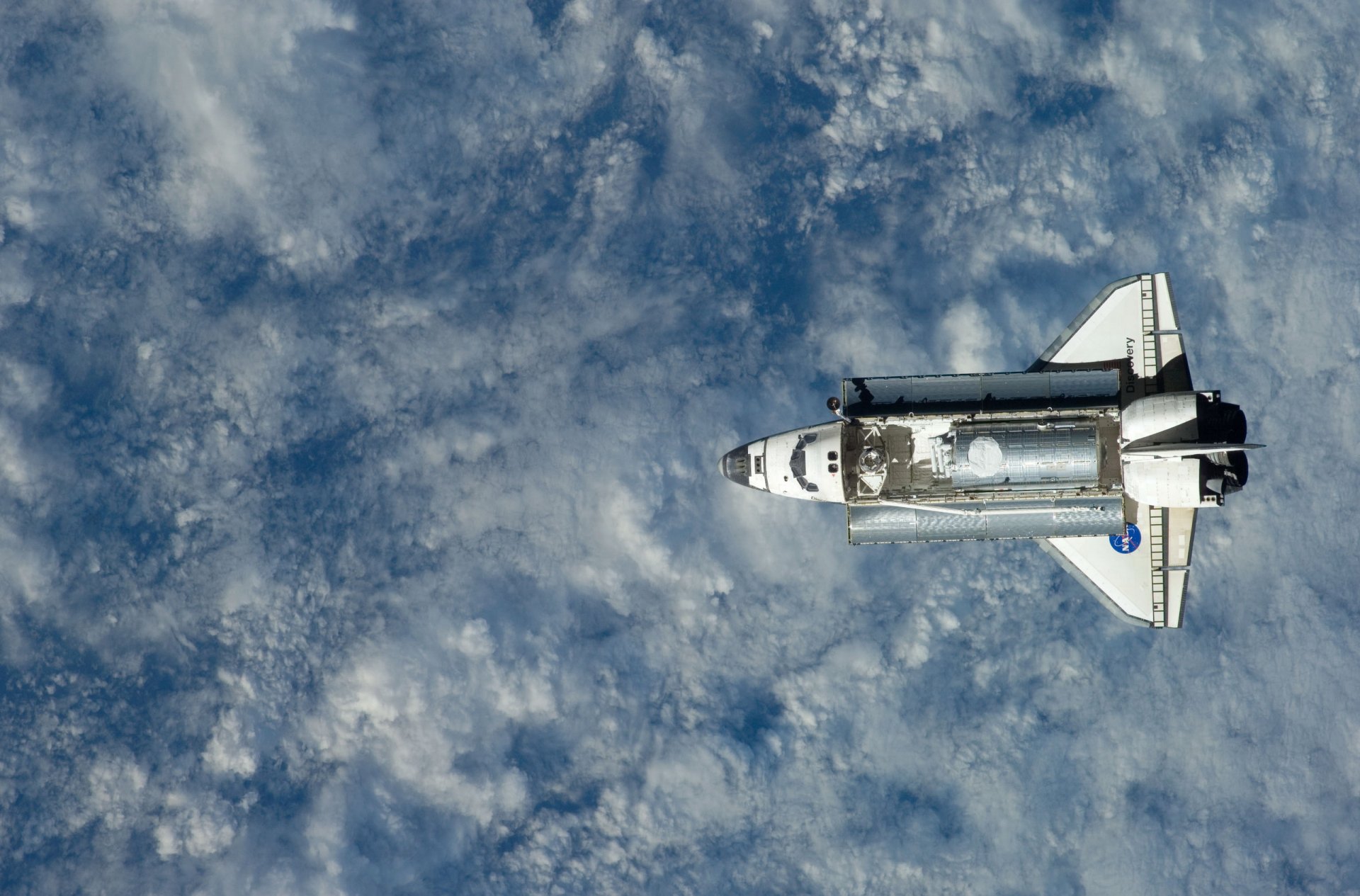 space shuttle im orbit erde aus dem weltraum