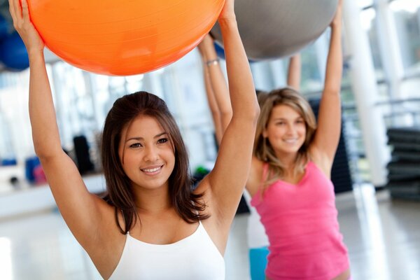 Übungen mit den Bällen der Freundin im Training