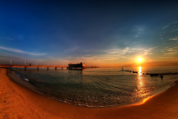 Sonnenuntergang über dem Ozean Pier