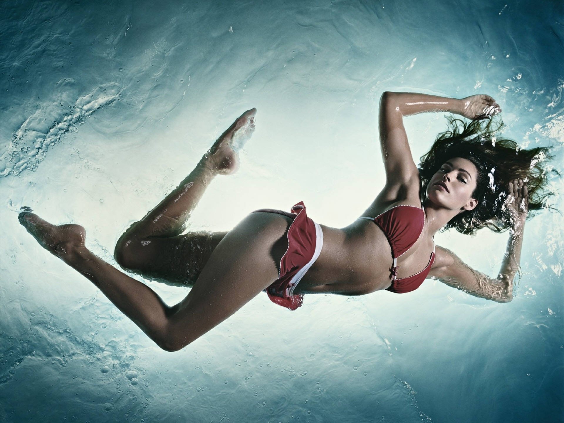 kelly brooke bademode bikini sexy brüste titten mager britisch braunhaarig kurvig