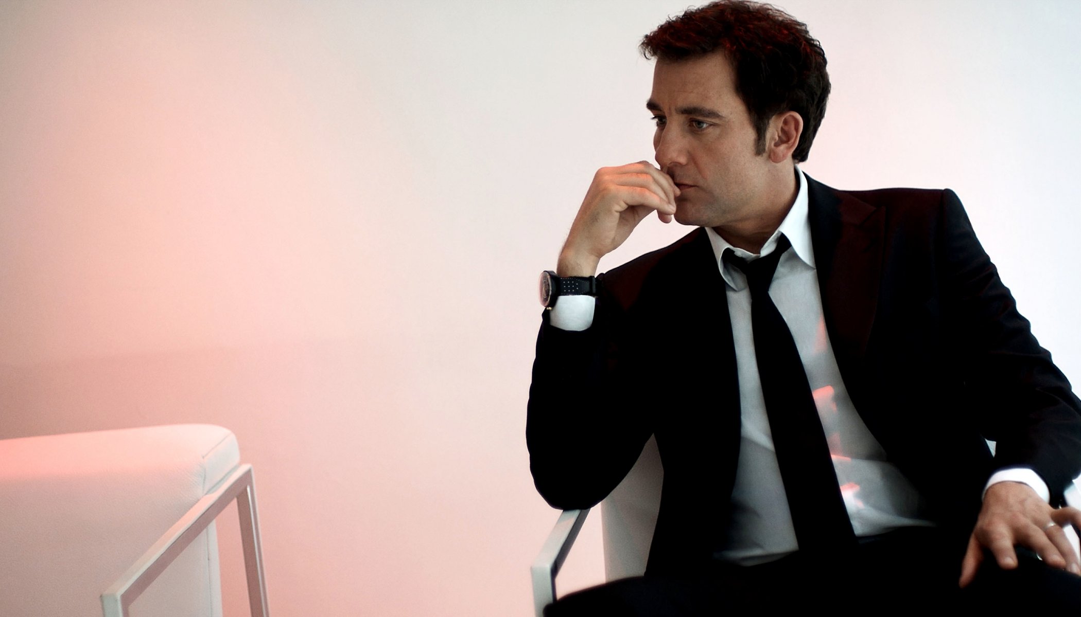 clive owen männlich schauspieler produzent anzug uhren aussehen