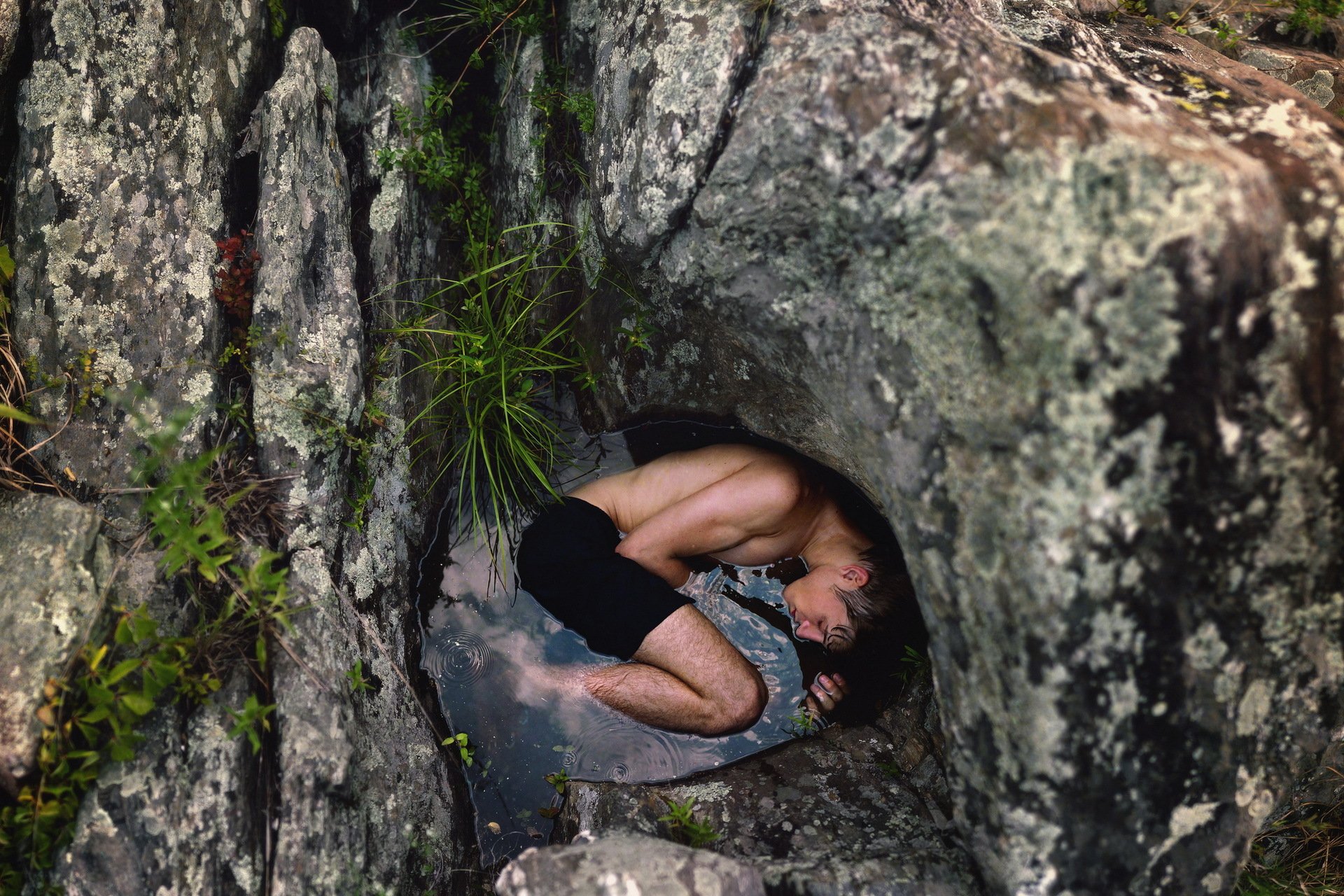 mann felsen steine wasser einsamkeit hoffnungslosigkeit süchtiger alkoholiker sehnsucht schmerz traurigkeit selbstmord