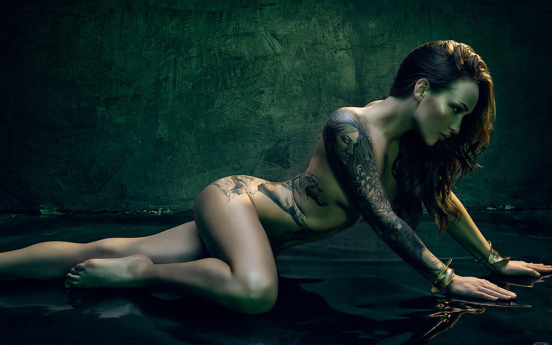 mädchen braunhaarige tattoo türkis hintergrund armband