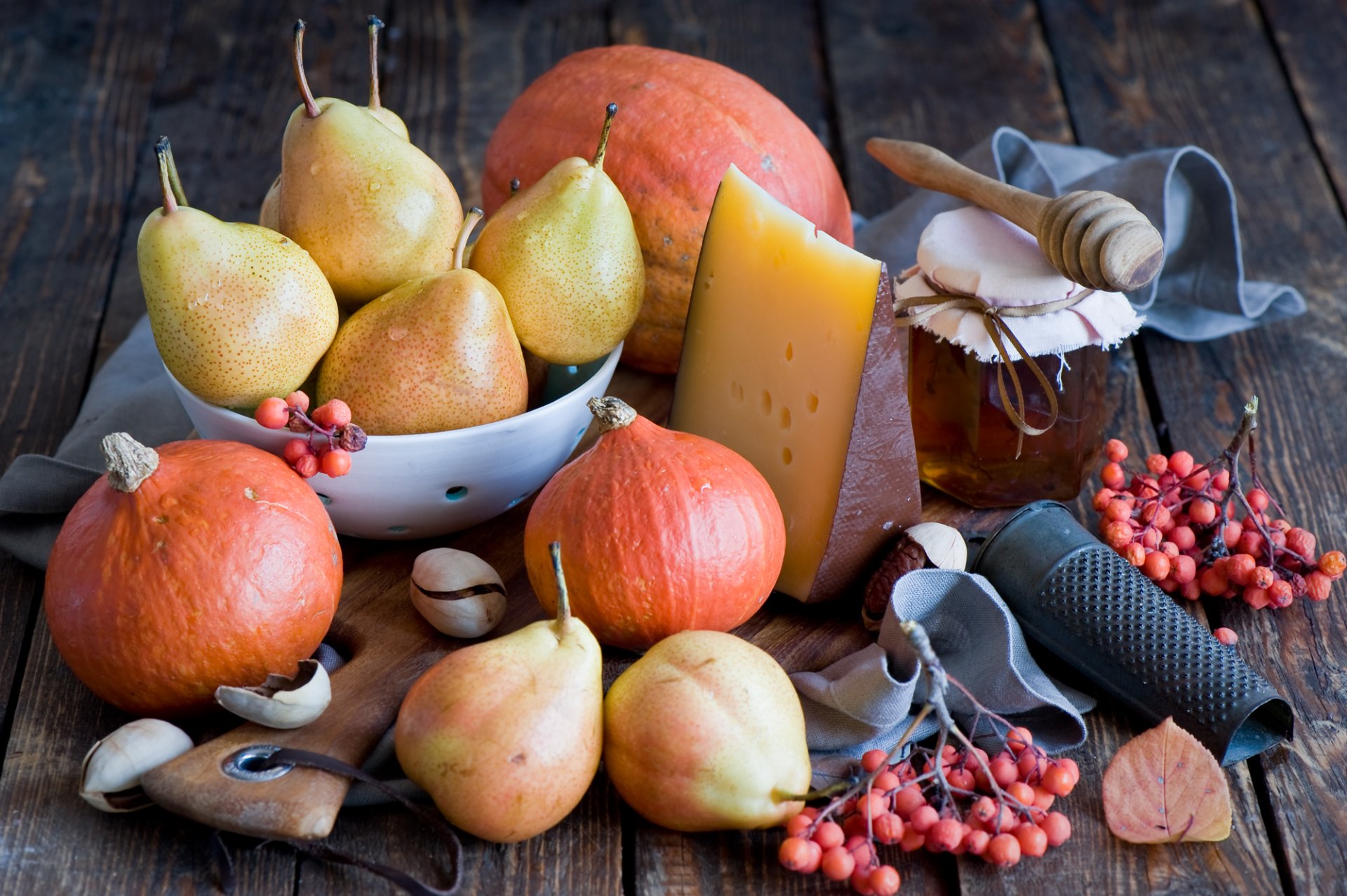 obst beeren gemüse birnen kürbis honig käse stillleben