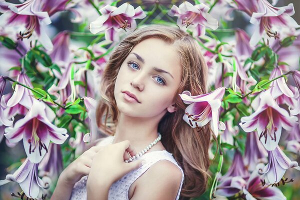 Nettes Mädchen. Blumen, Schönheit