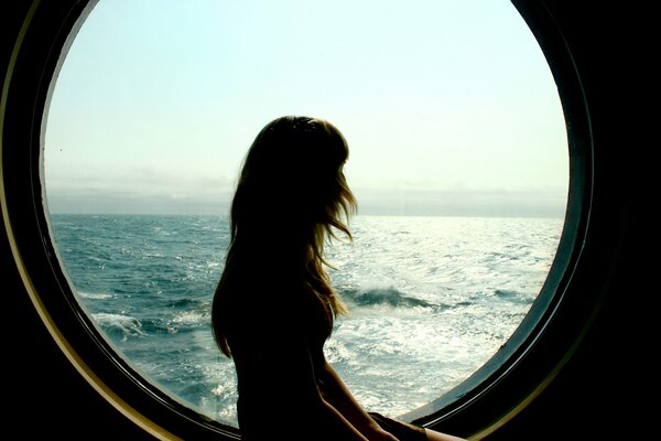 Mädchen schaut auf das Meer