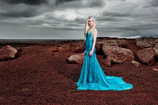 Mädchen im blauen Kleid am Ufer von Island