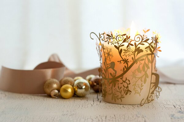 Goldene Weihnachtskerze mit Kugeln