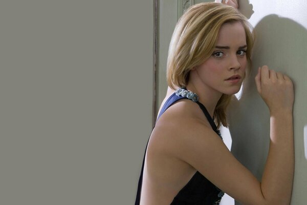 Emma watson schaut beim fotoshooting in den rahmen