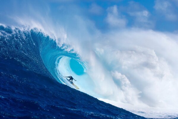 Surfer geht unter großer Welle durch