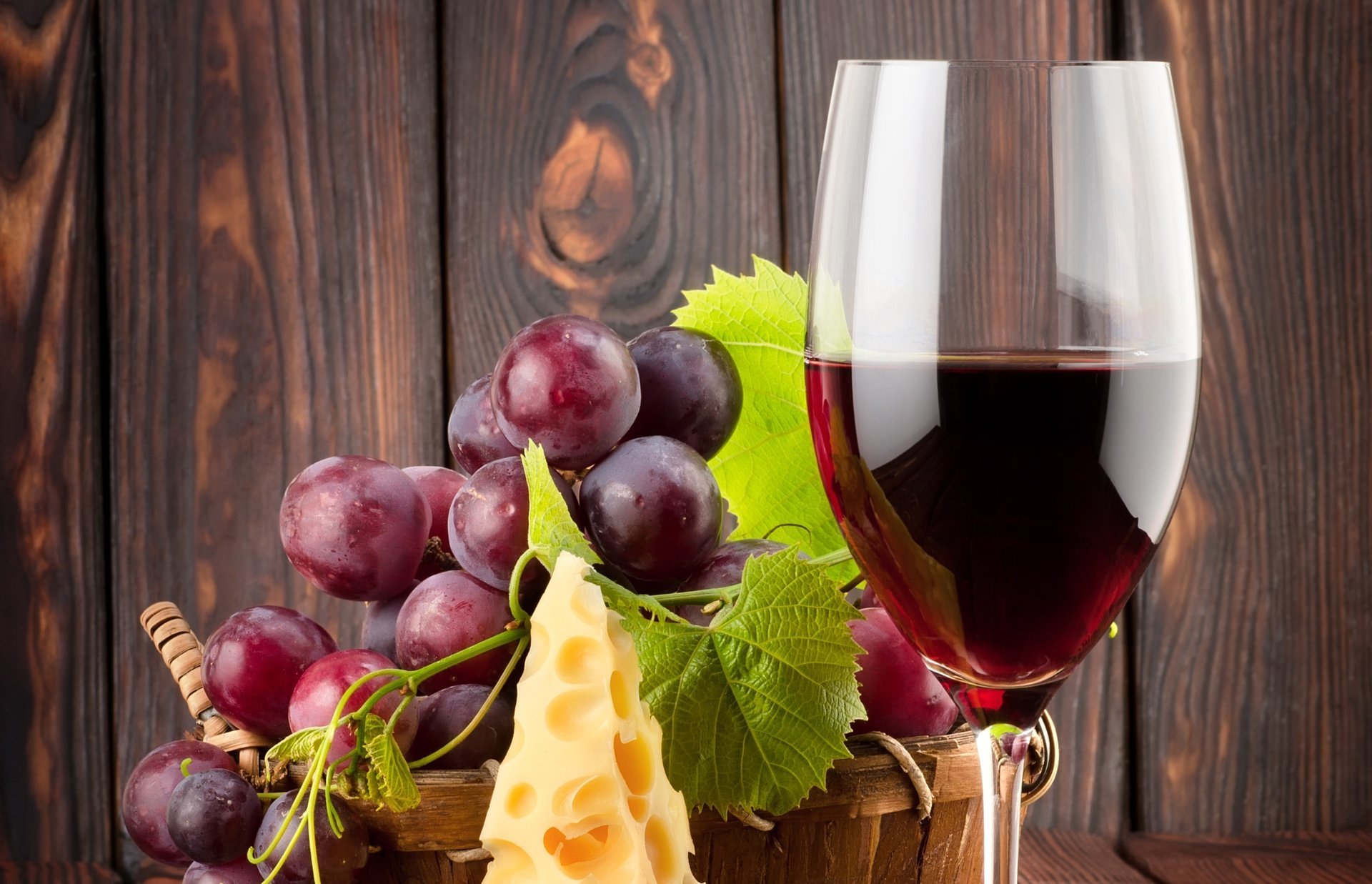 weinglas wein rot trauben blätter käse