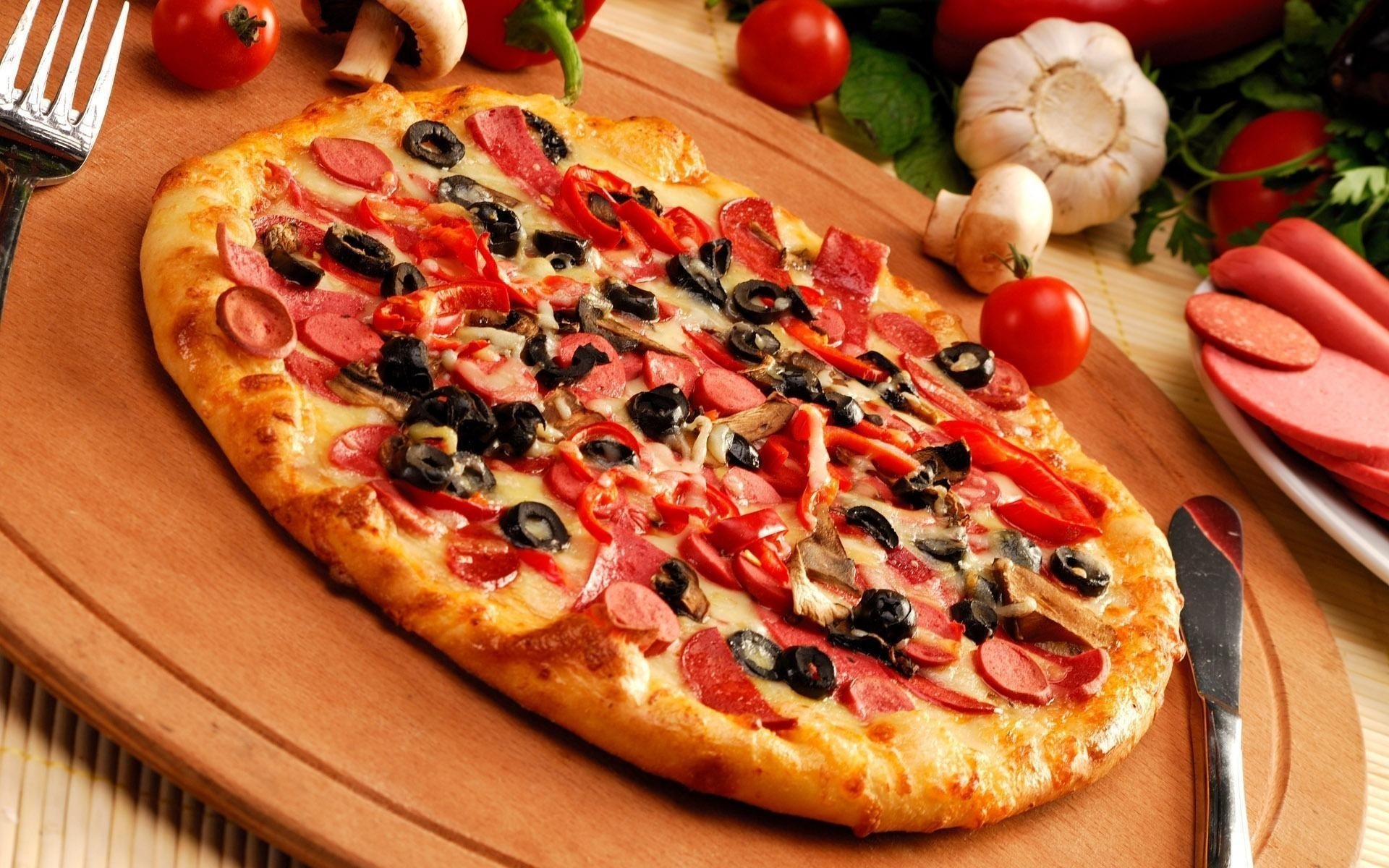 pizza käse oliven wurst pfeffer kuchen knoblauch pilze champignons messer gabel
