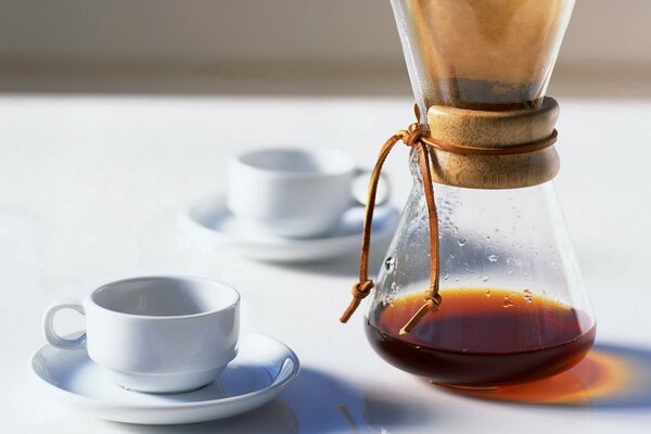 Geschirr für die Teeparty - Tassen und Teebeutel