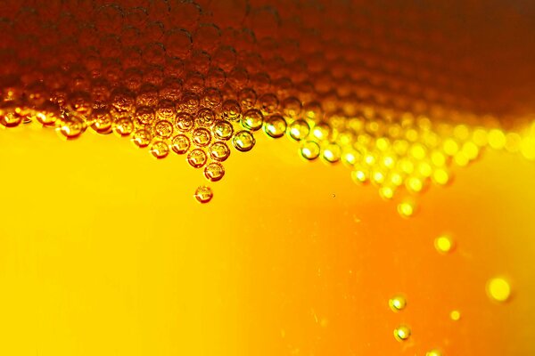 Goldene Bierblasen ähnlich wie Waben