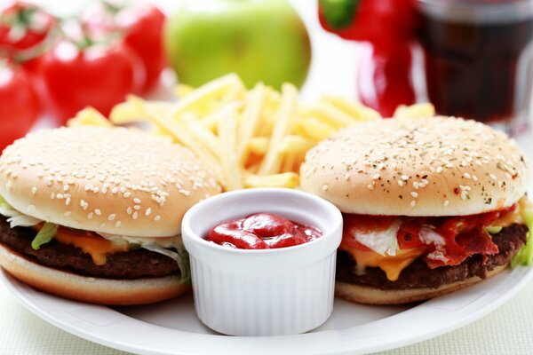 Burger und Pommes Frites auf einem Teller