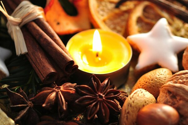 Kerzen und Gewürze im Weihnachtsdekor