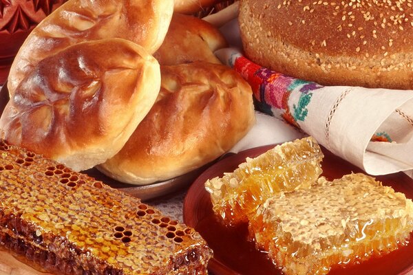 Auf der Honigrettung werden Honig und Kuchen serviert