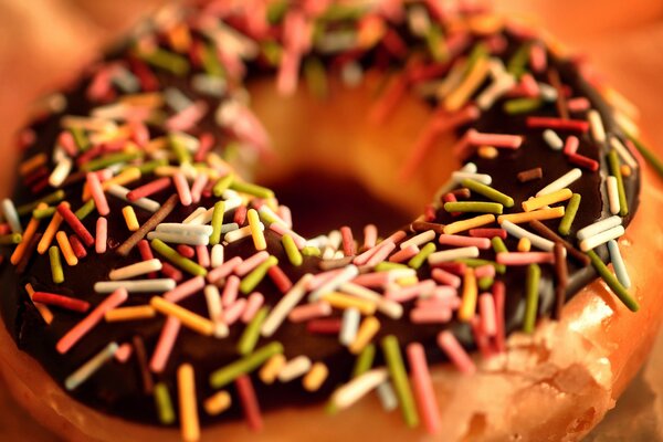 Makrofotografie. Foto von einem Donut in Schokoladenglasur und Süßwarenüberschüttung