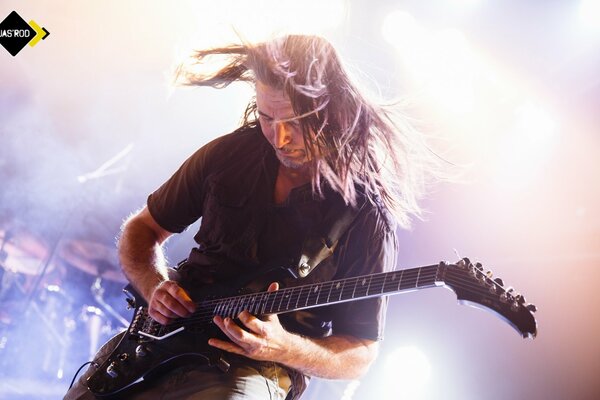 Musiker spielt leidenschaftlich Gitarre