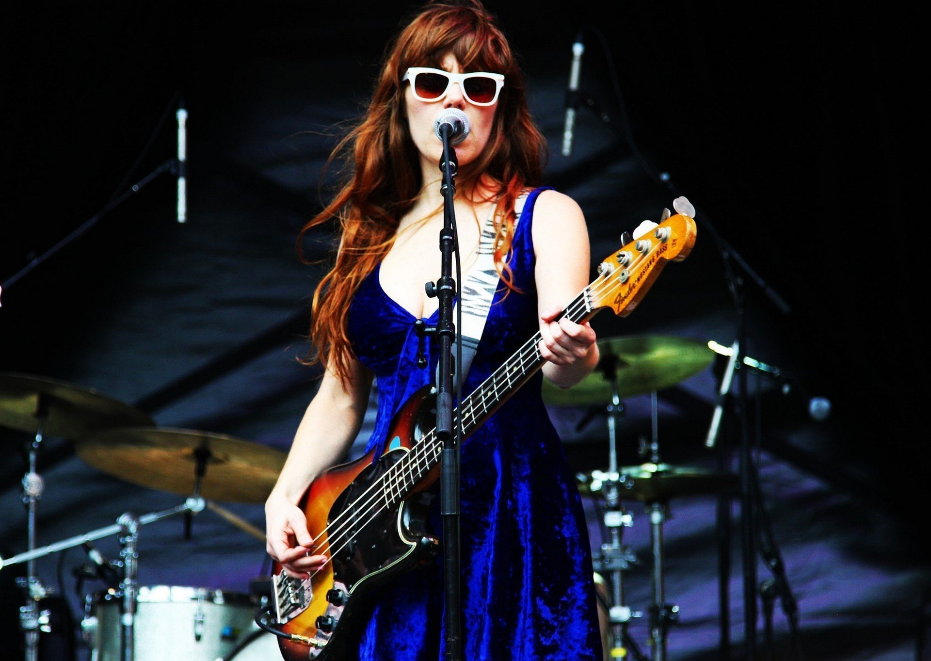 jenny lewis mädchen sängerin gitarre szene mikrofon foto