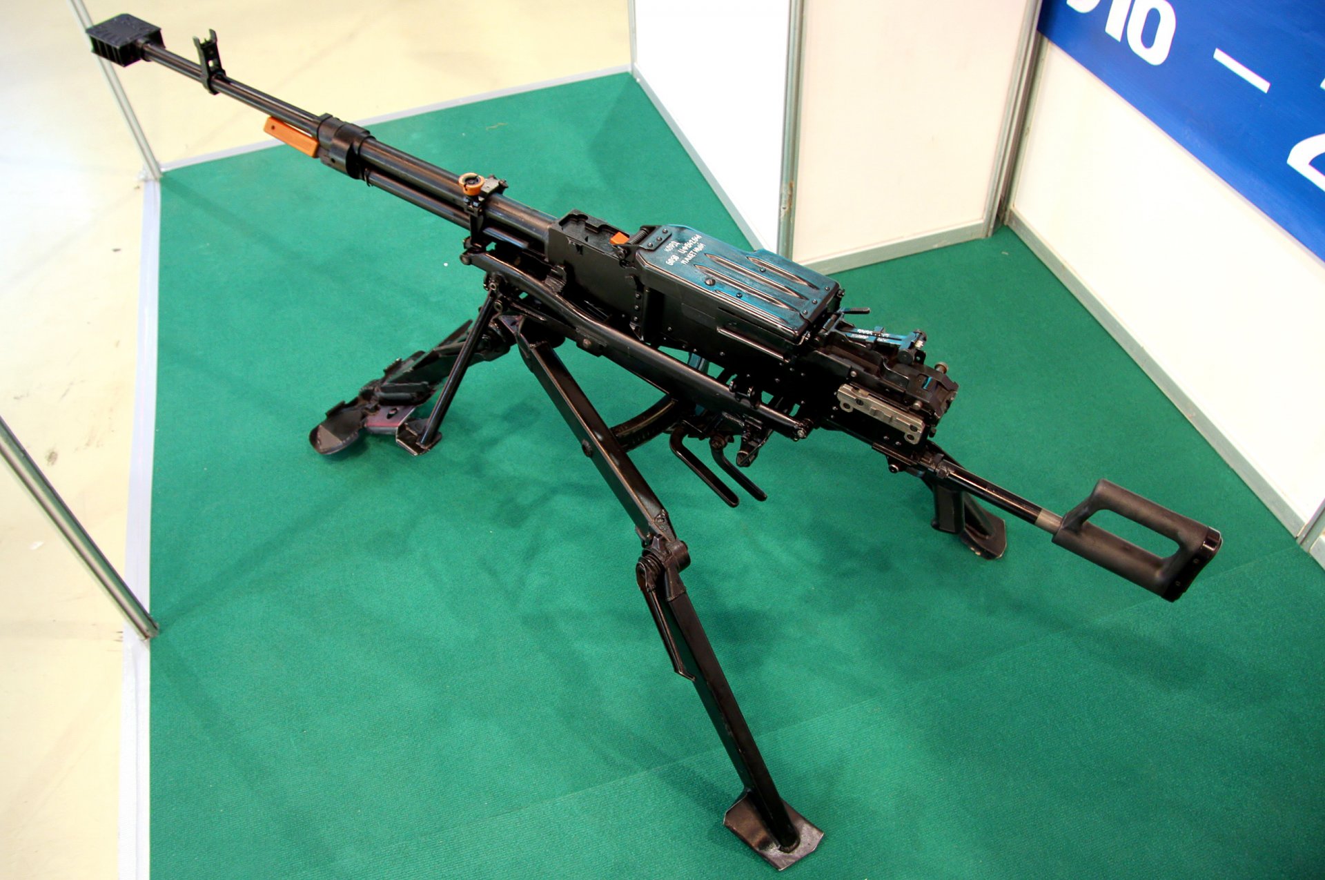 schnur russisch großkalibrig band ernährung patrone 12.7×108mm entwickelt 1997 jahr gewicht maschinengewehrkörper 5kg maschine 6t7 -16kg maschine 6t19 -7kg zielfernrohr reichweite 2000m länge lauf 1070mm feuerrate 650-800 schüsse min anfangs ab