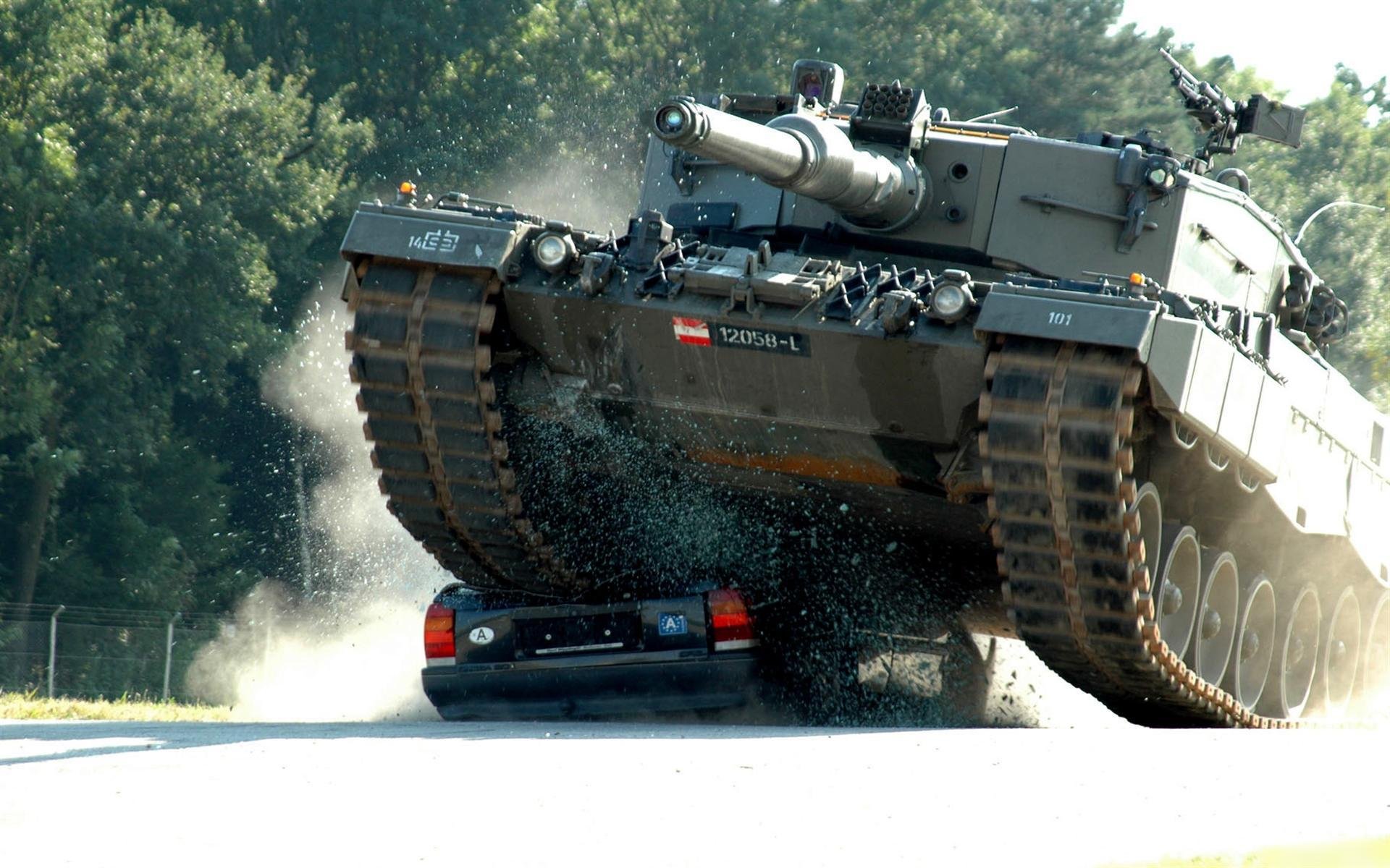 tank auto scherben bäume straße
