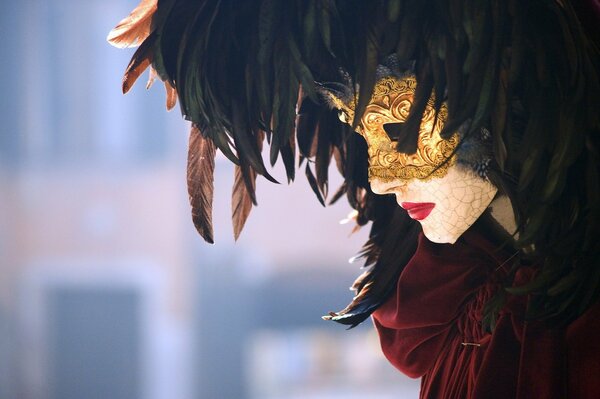 Karneval von Venedig. geschlossene, schöne goldene Maske mit Federn