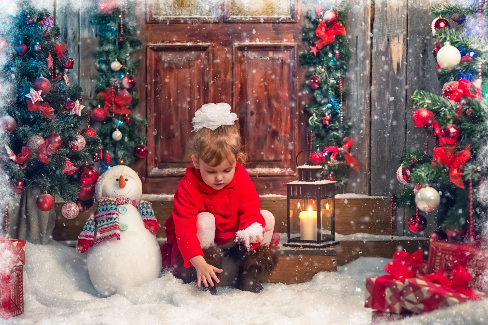neujahr kinder mädchen mantel bogen schneemann weihnachtsbaum spielzeug geschenke schnee kerze laterne