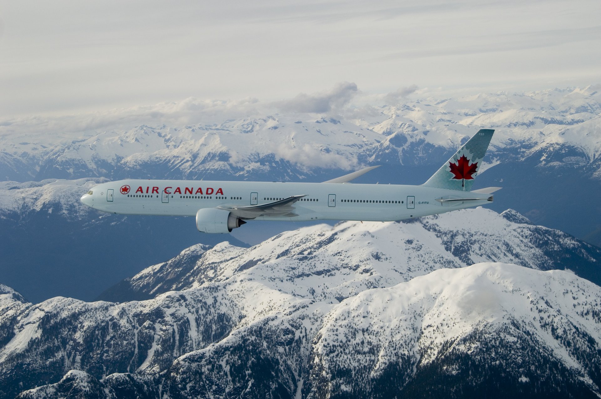 air canada boeing 777-300er flug berge wolken schnee ahornblatt