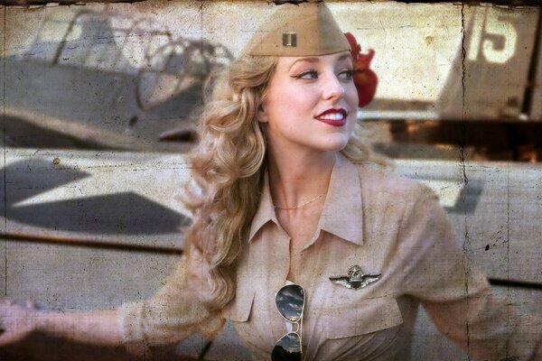 Ein Mädchen in Form eines Fliegers lächelt