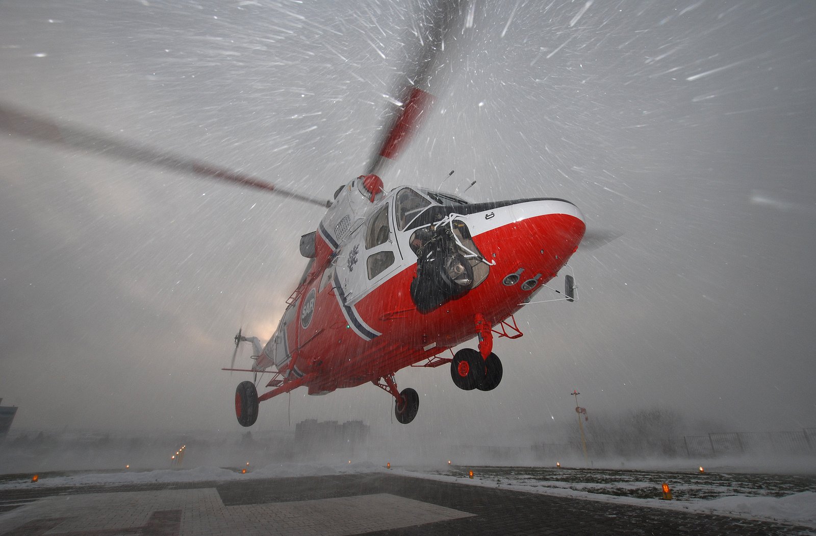 hubschrauber abheben schnee
