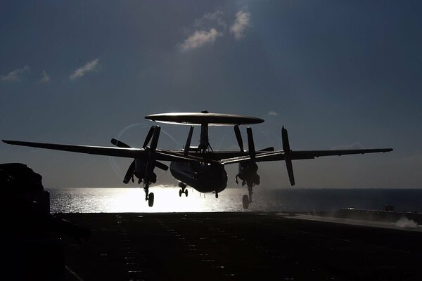 Marine Flugzeugträger und Flugzeug bei Sonnenuntergang