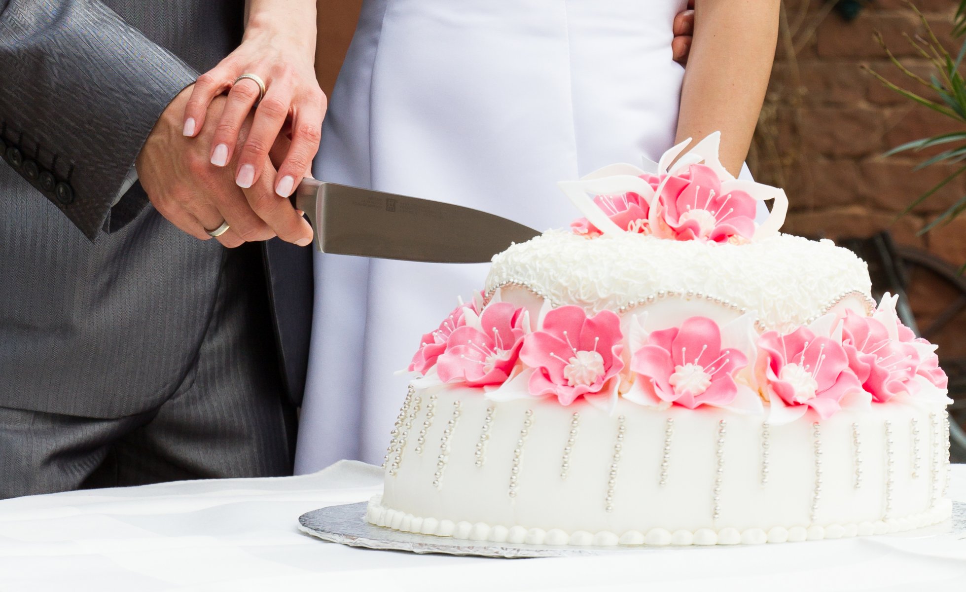 hochzeit ehe bräutigam braut kuchen situation