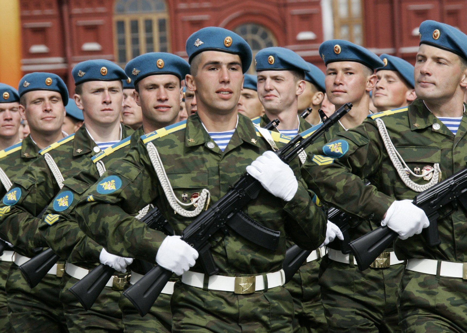 airborne fallschirmjäger soldaten kämpfer elite stolz russisch militär blaue barette airborne day luftlandetruppen russische föderation russland ehre armee waffen maschinengewehre