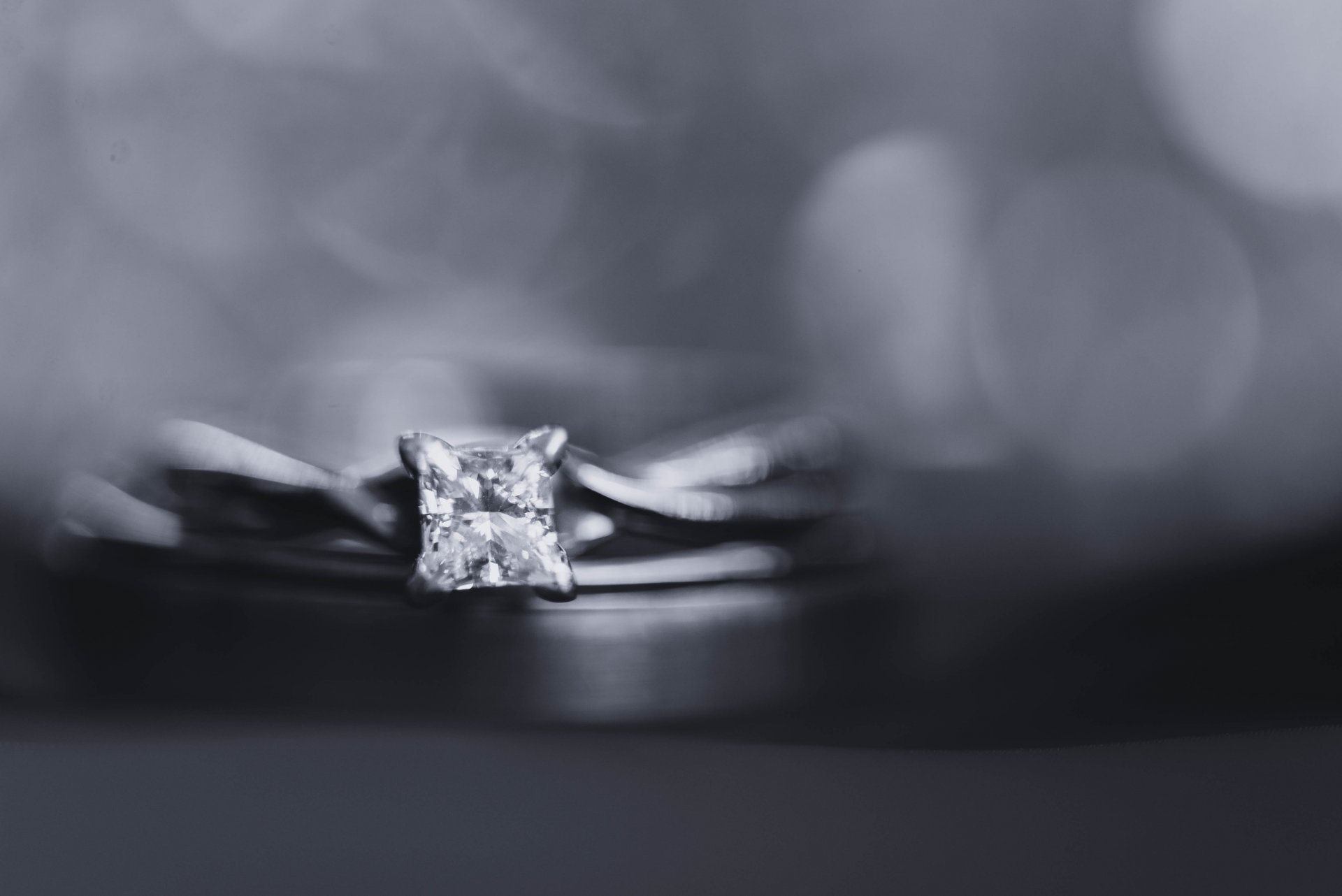 ring schwarz und weiß bokeh stein