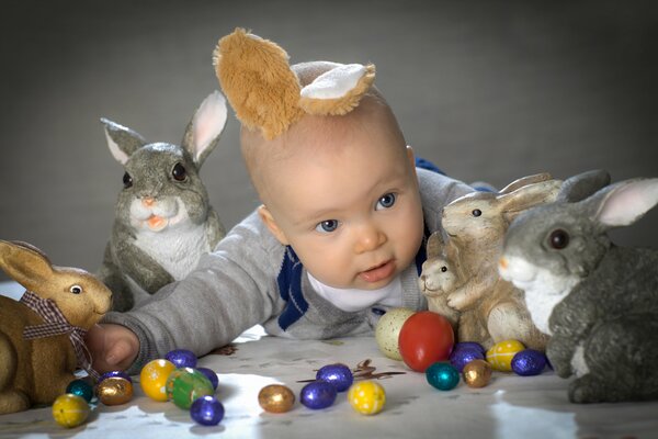 Baby mit Kaninchen Foto für Ostern