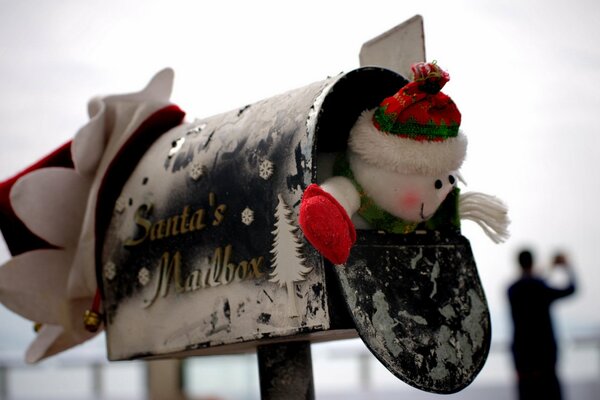 Weihnachtsspielzeug im Briefkasten